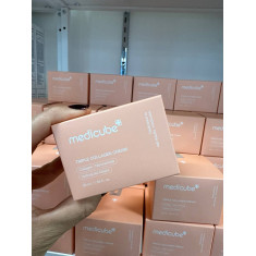 O Medicube Triple Collagen Cream é um creme facial que serve para hidratar profundamente a pele, melhorar a firmeza e elasticida