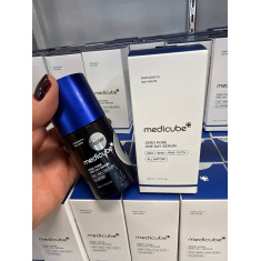 O Medicube Zero Pore One Day Serum é um sérum facial que serve para reduzir a aparência dos poros dilatados , controlar a oleosi