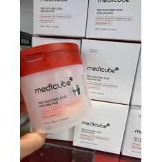 O Medicube Red Succinic Acid Peeling Pad é um disco esfoliante que serve para remover células mortas suavemente, desobstruir por