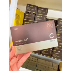 MEDICUBE VIT C é uma ampola concentrada que serve para clarear manchas e uniformizar o tom da pele, iluminar e revitalizar a pel