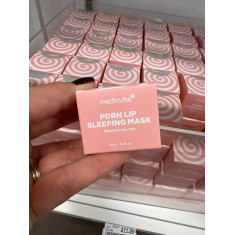A Medicube PDRN Lip Sleeping Mask é uma máscara labial noturna que serve para hidratar intensamente os lábios durante a noite, r