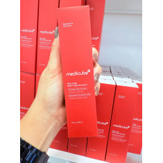 O Medicube Red Acne Body Peeling Shot é um tratamento corporal que serve para esfoliar suavemente a pele do corpo, reduzir acne