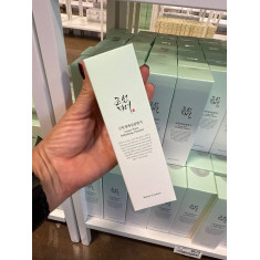 O Beauty of Joseon Green Plum Refreshing Cleanser é um gel de limpeza facial que serve para remover impurezas e excesso de oleos