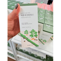 ROUND LAB - MUGWORT CALMING TONER - é formulado para acalmar a irritação, fornecer hidratação e equilibrar a pele, sendo adequad