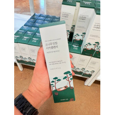 ROUND LAB - PINE CALMING CICA CLEANSER - um limpador suave e de baixo pH, desenvolvido para peles sensíveis e propensas à acne.