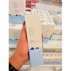 ROUND LAB - 1025 DOKDO CLEANSING GEL - é um gel de limpeza facial suave e hidratante, formulado com água do mar profundo de Ulle