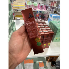 O VT Cosmetics 300 Red Booster Needle Shot é um sérum intensivo que serve para estimular a renovação celular e melhorar a textur