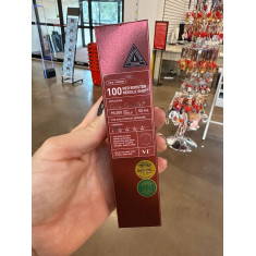 O VT Cosmetics 100 Red Booster Needle Shot é um sérum que serve para fortalecer a barreira da pele, reduzir vermelhidão e irrita